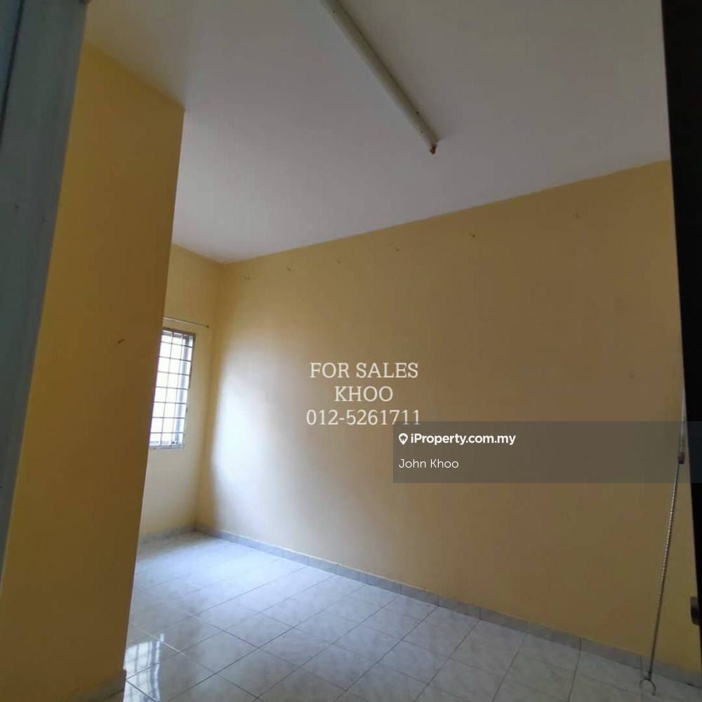 Double storey house in garden avenue,seremban 2