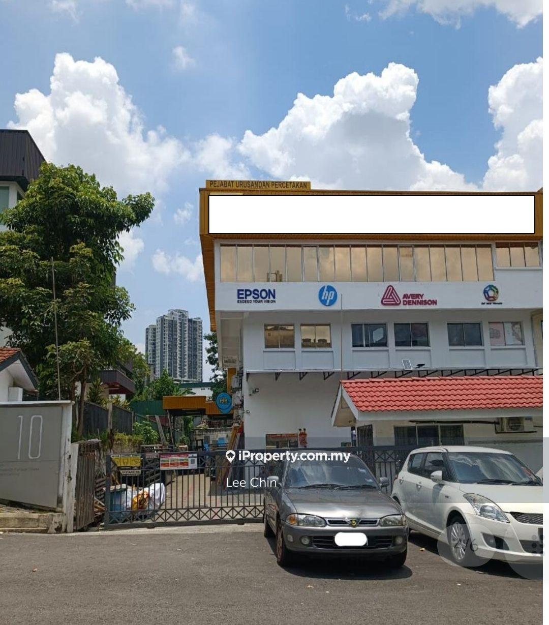 Surrounded by complete lifestyle and business amenities
