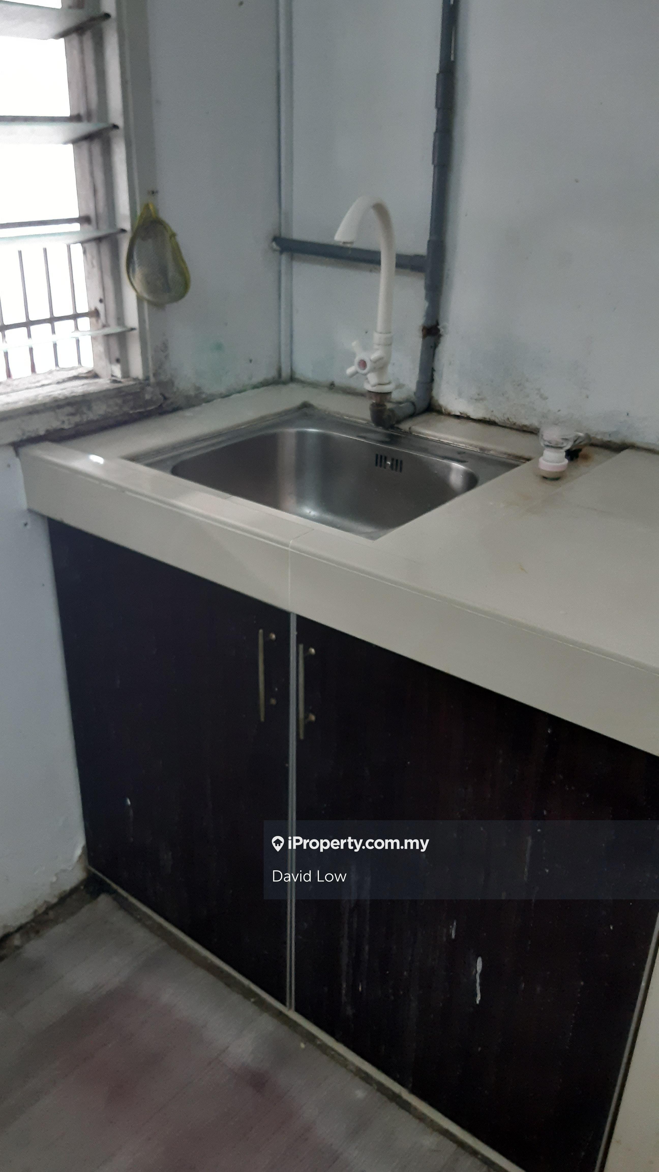De Rozelle with partially furnished unit lower floor