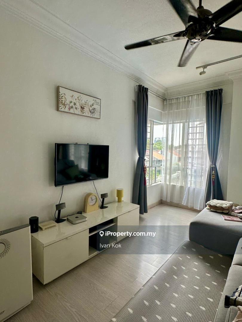 Well Maintained Unit With 2 Carpark Lot