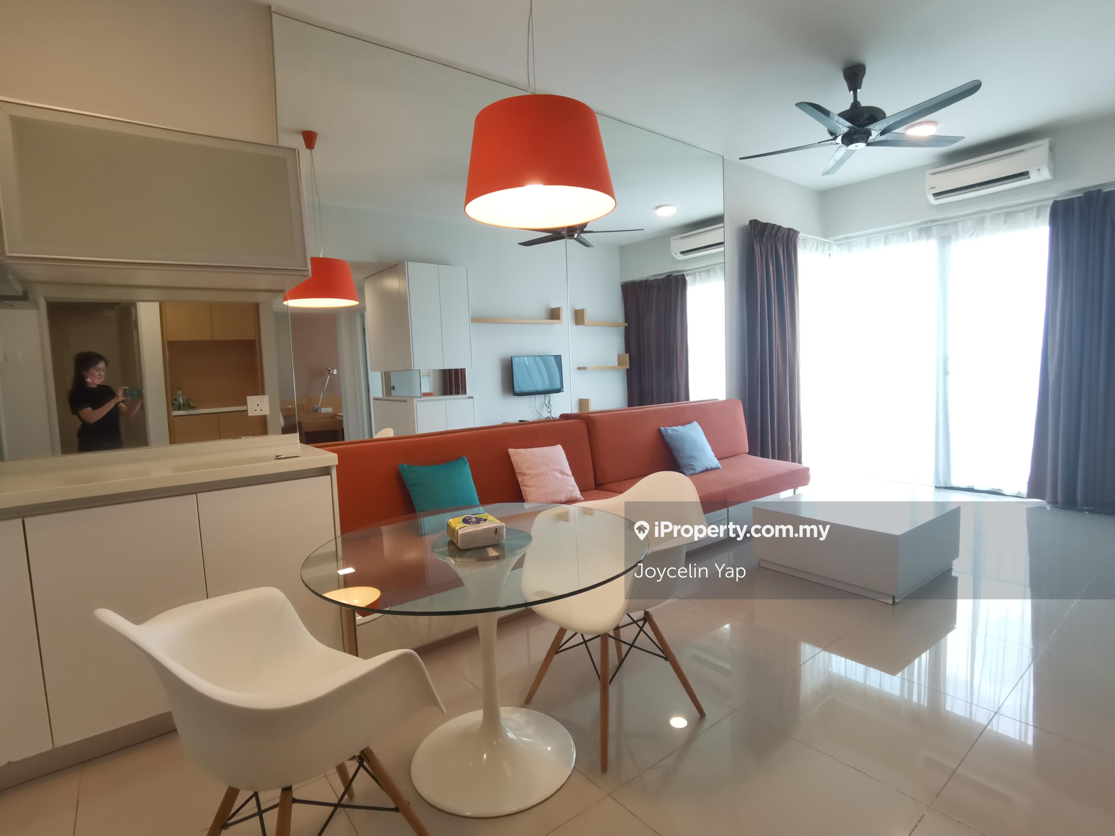 High floor unit with great view. Cosy house