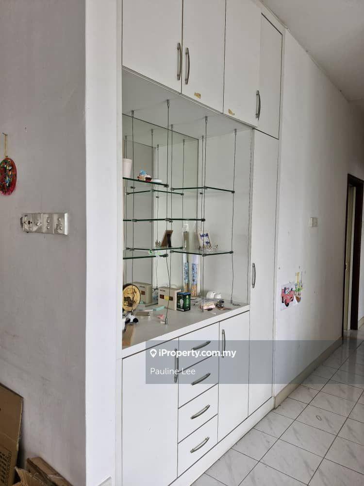 Less than 5 minutes drive from Leisure mall & public transport hubs.