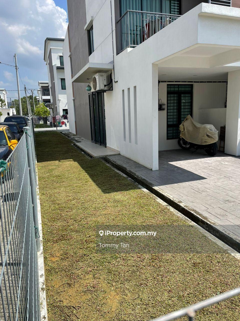 Elegan Residensi for Sale! (End lot unit with Extra Land)