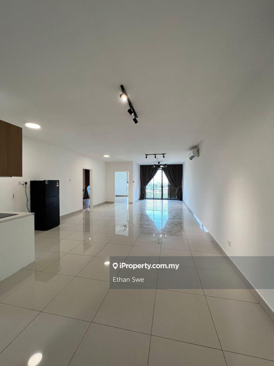 1173sf, Strategic Loc Walk Distance to Lrt, Next to Commercial Hotspot