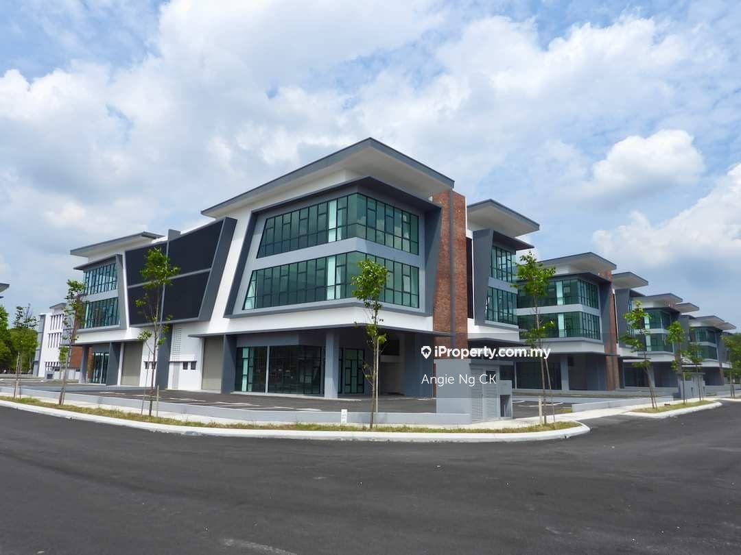 Klang, 3 Storey Semi-D Factory with Lift and Big Land Size for Rent