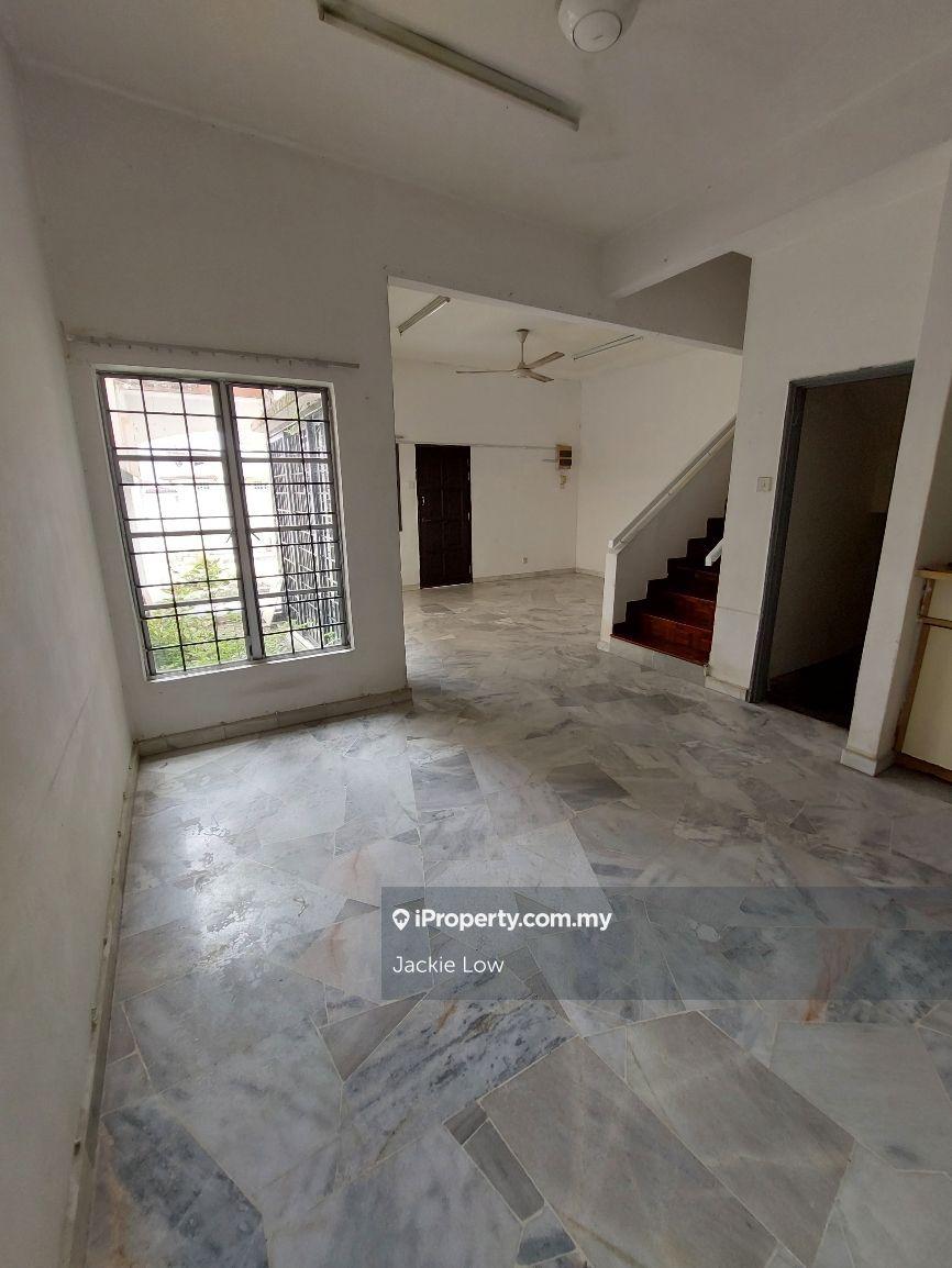 Walking Distance to Taipan and field