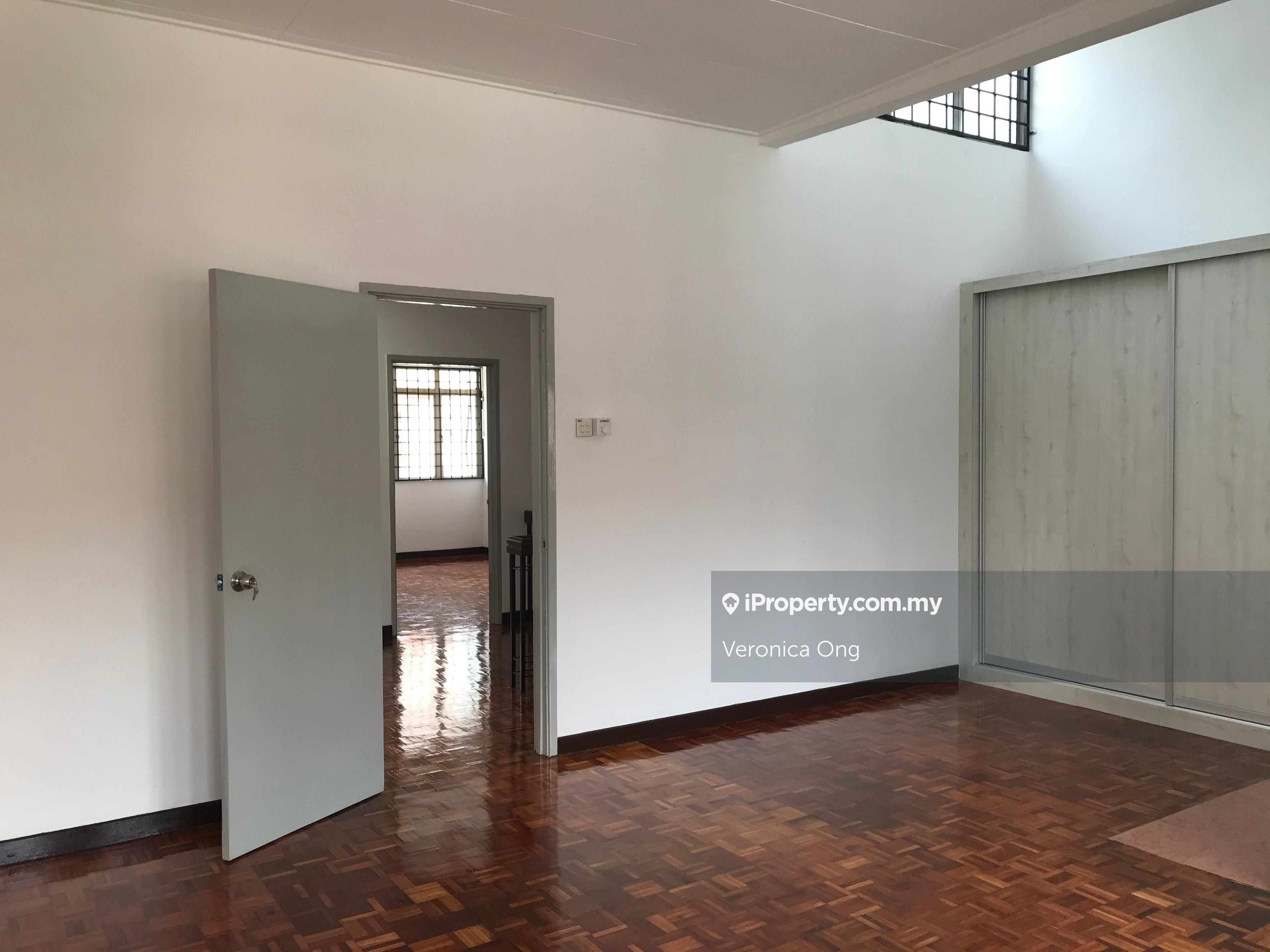2 storey terrace house in Bandar Utama 4 to Let