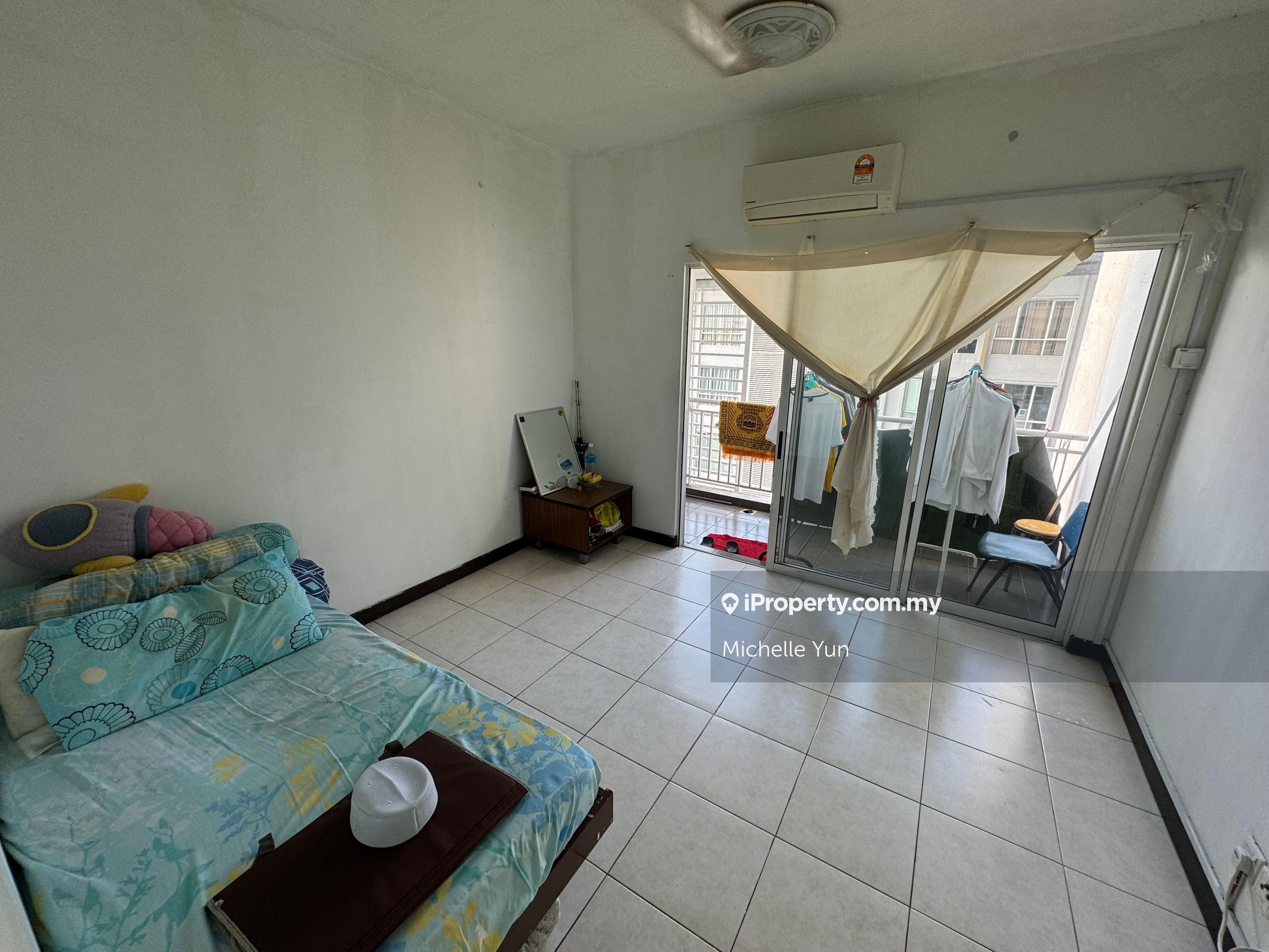 1 carpark at ground floor,4r2b,with balcony,facing retail shop,low flr