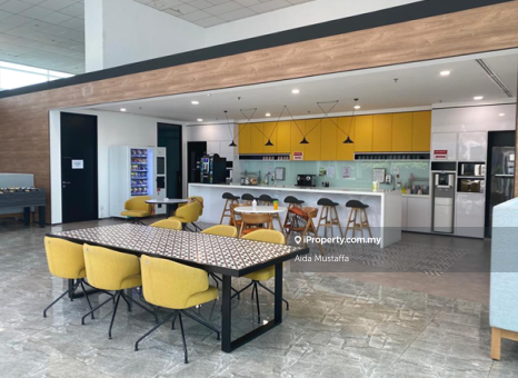 Excellent A.A.A. grade MSC status prime office penthouse with tenant