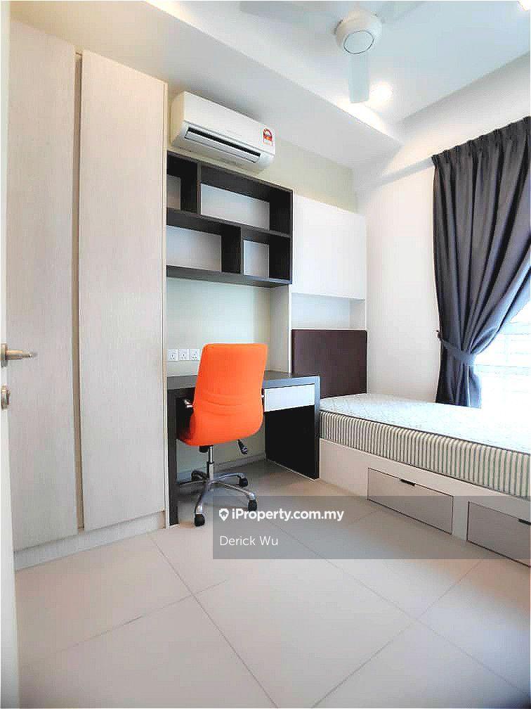 Near to university lim kok wing, mrt,restaurant and mall
