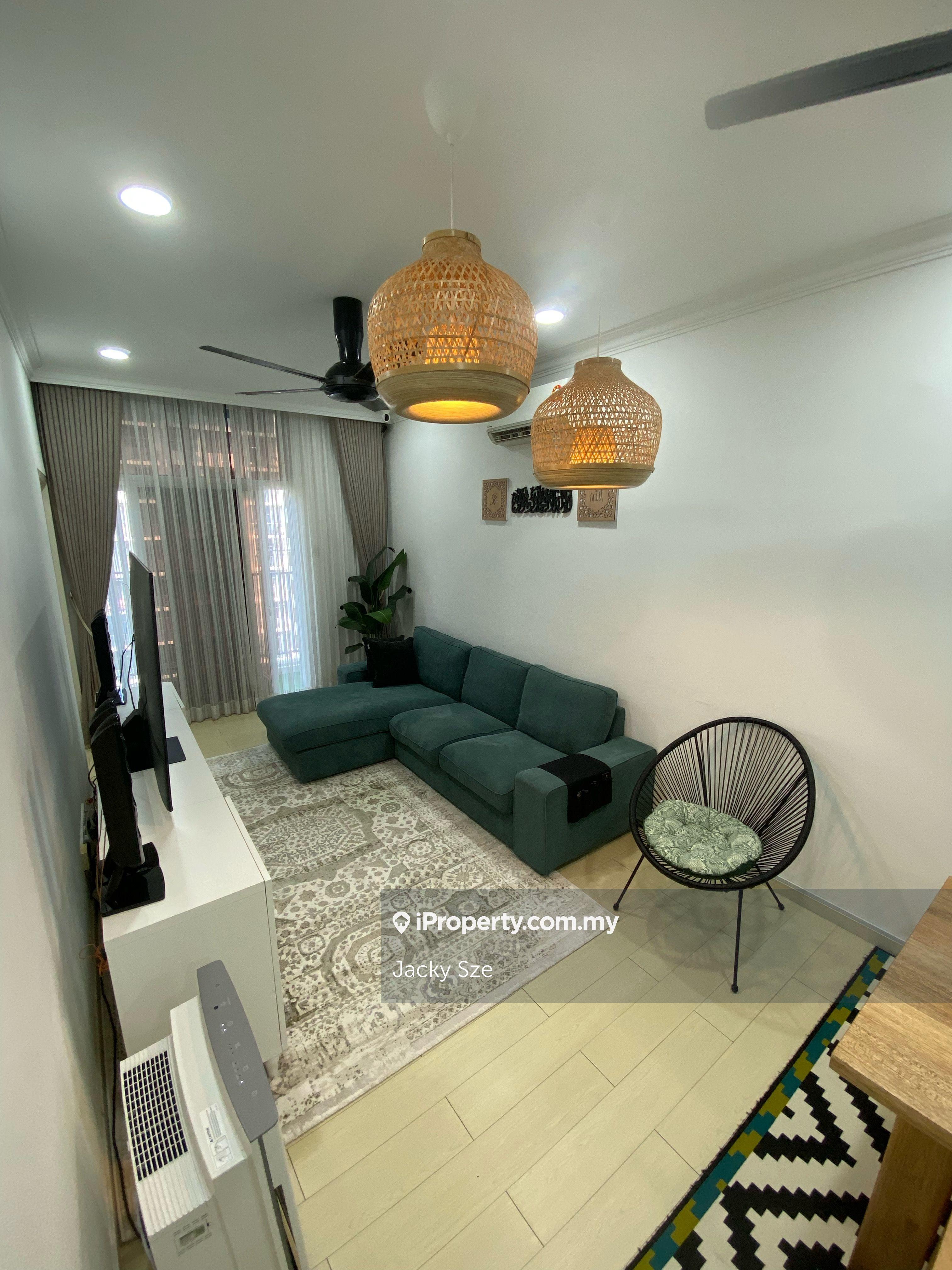 Nicely Renovated Unit for Sale in Lakefront Homes