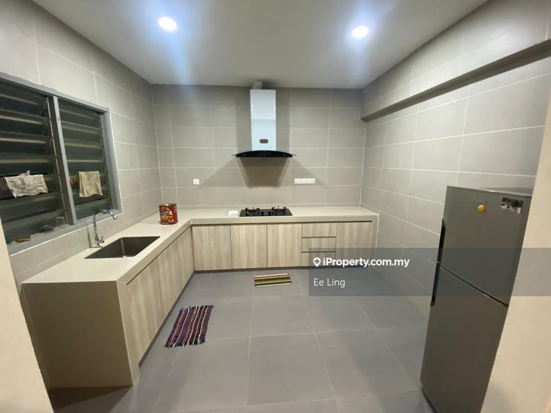 Pusat bandar puchong sri pinang apartment top floor unit for sale