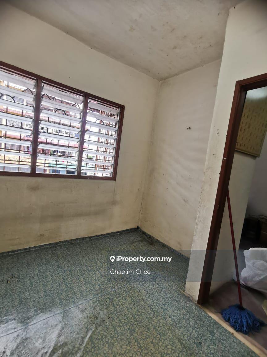Valued apartment ready to let go! View anytime!