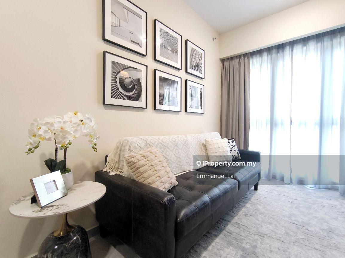 Golf Course View - Tastefully Furnished Ready To Move In 