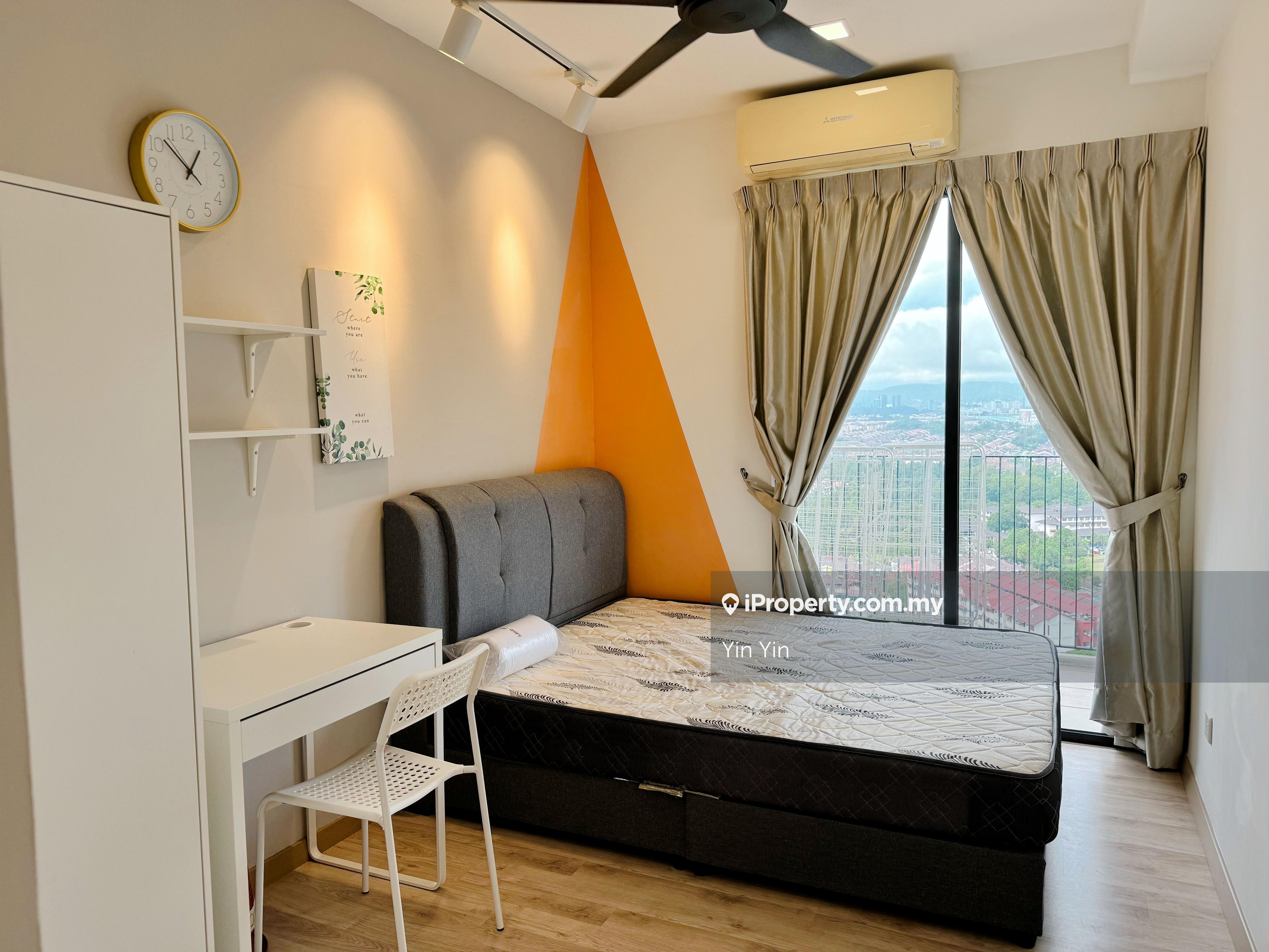Middle room female unit with balcony move in asap