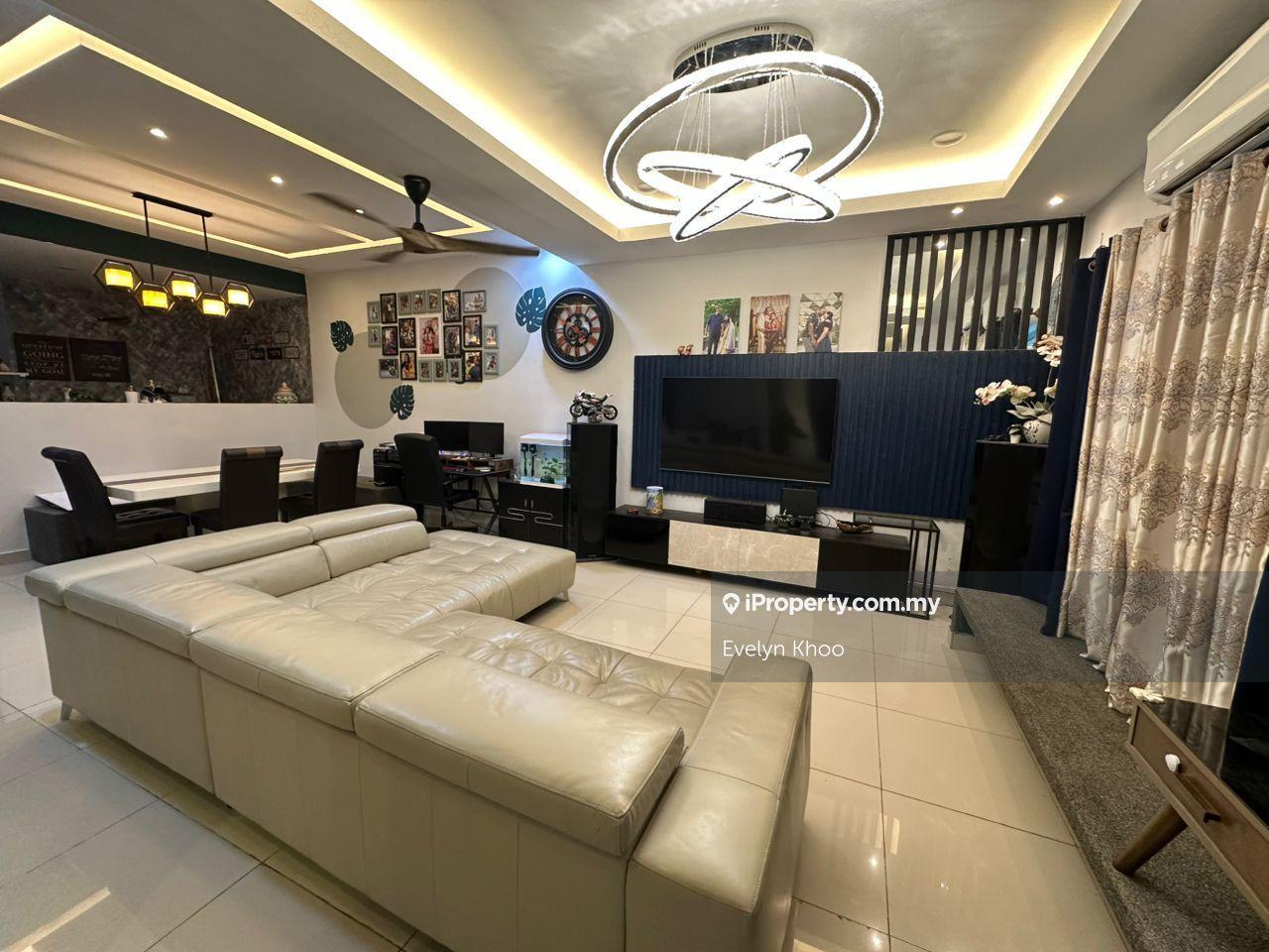 Freehold, tastefully renovated, good condition, partly furnished