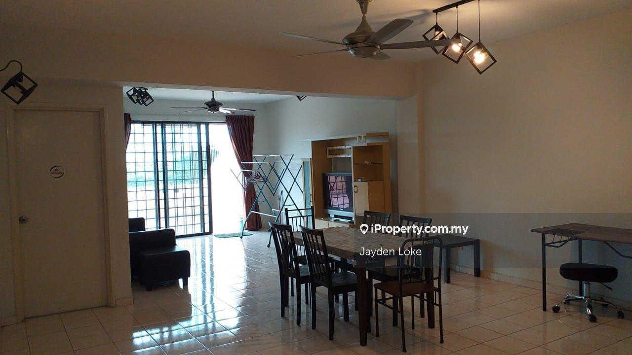 Vista komanwel a condominium renovated furnished corner unit 
