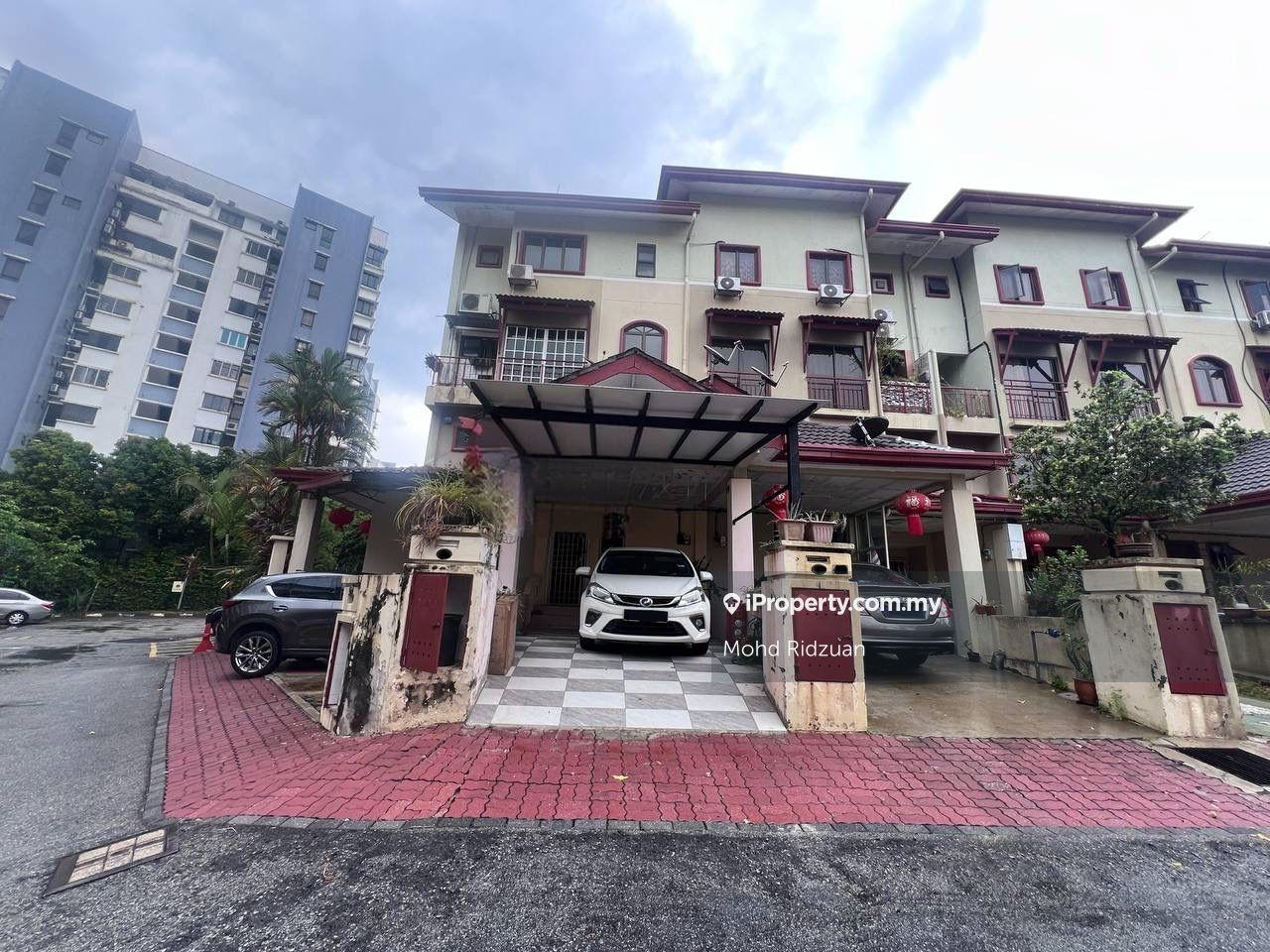 End Lot Villa Laman Tasik 2 Storey Townhouse Bandar Sri Permaisuri