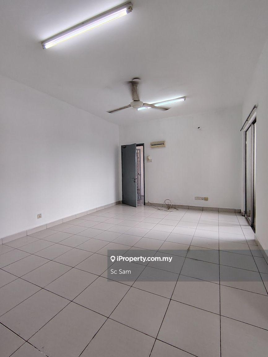 Basic unit 3 rooms 3 baths and short walk to shops and near KESAS