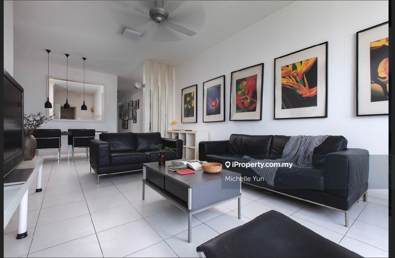Biggest layout,freehold,corner lot,vacant ready,mid high floor,4r3b,1c