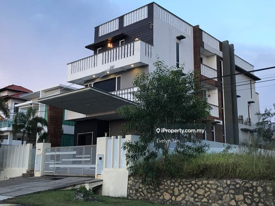 Spacious 3 storey luxury bungalow with lift swim pool ample car park 