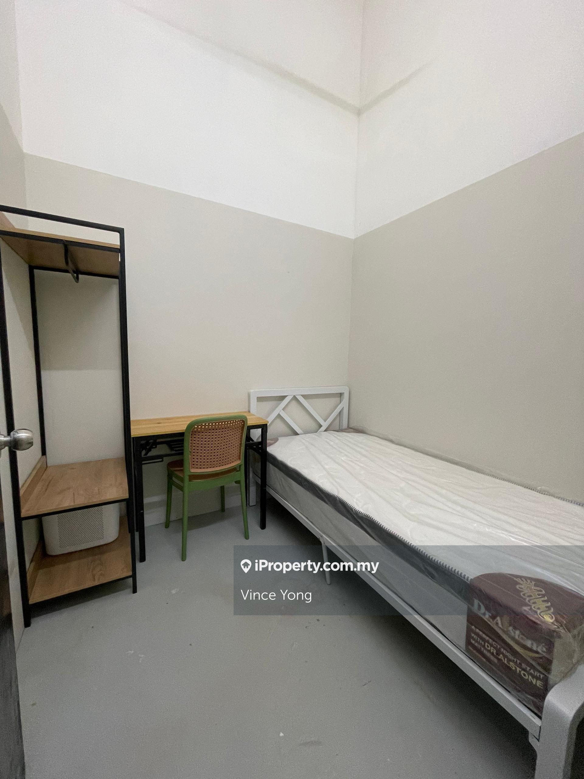 Near Main Place Mall Zero Deposit Single Room at Kota Kemuning