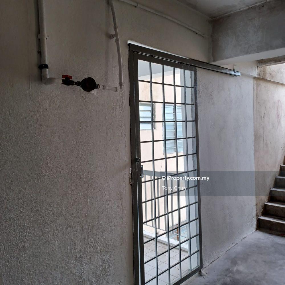 Freehold Apartment 