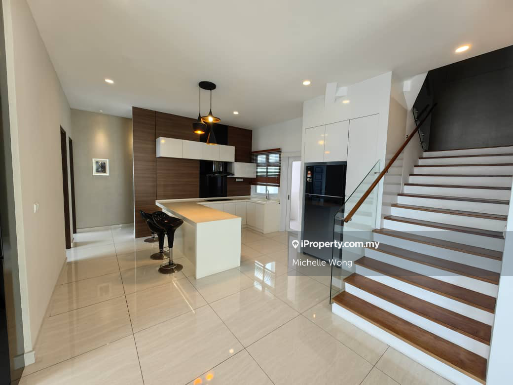 2 Storey corner penthouse with rooftop private garden only rm600/sqft!
