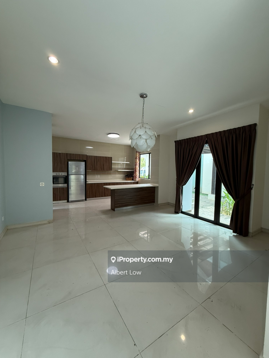 Partial Furnish / Super Spacious /good condition / western layout home