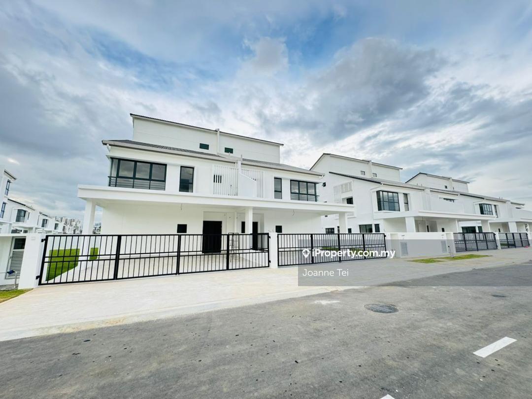 2.5 storey semi Detached for Rent