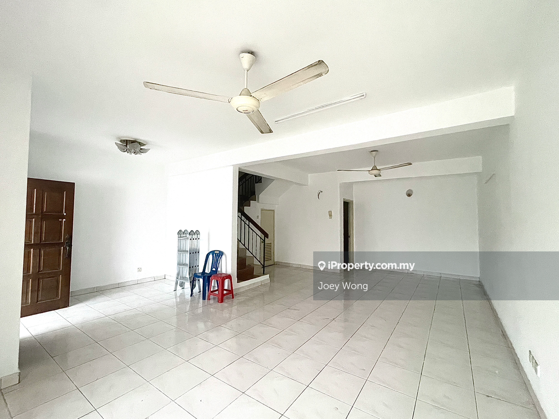 Clean and Well Maintained 2.5 Storey Terrace House at Bu11