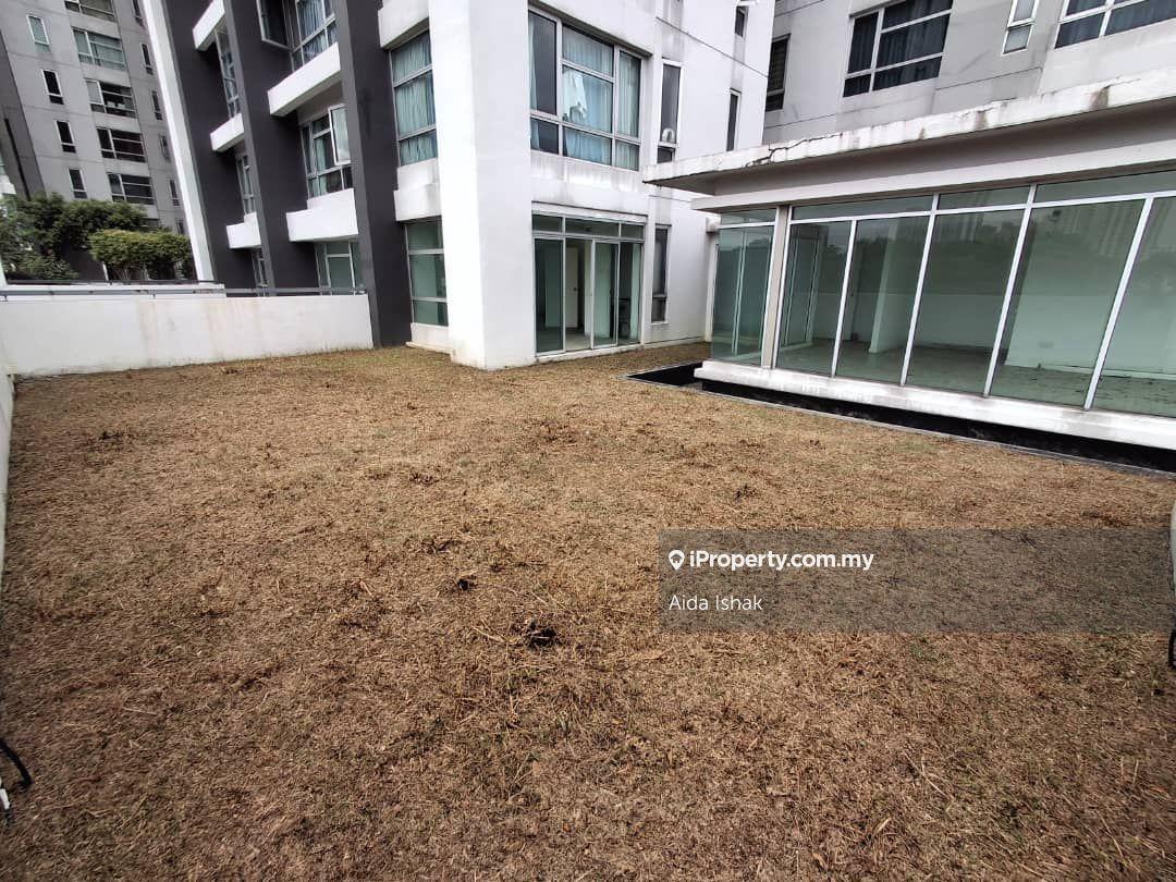 Garden unit with 2 carparks and storage