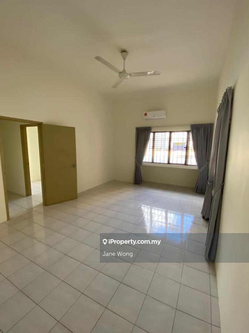 Well kept unit with high ceiling