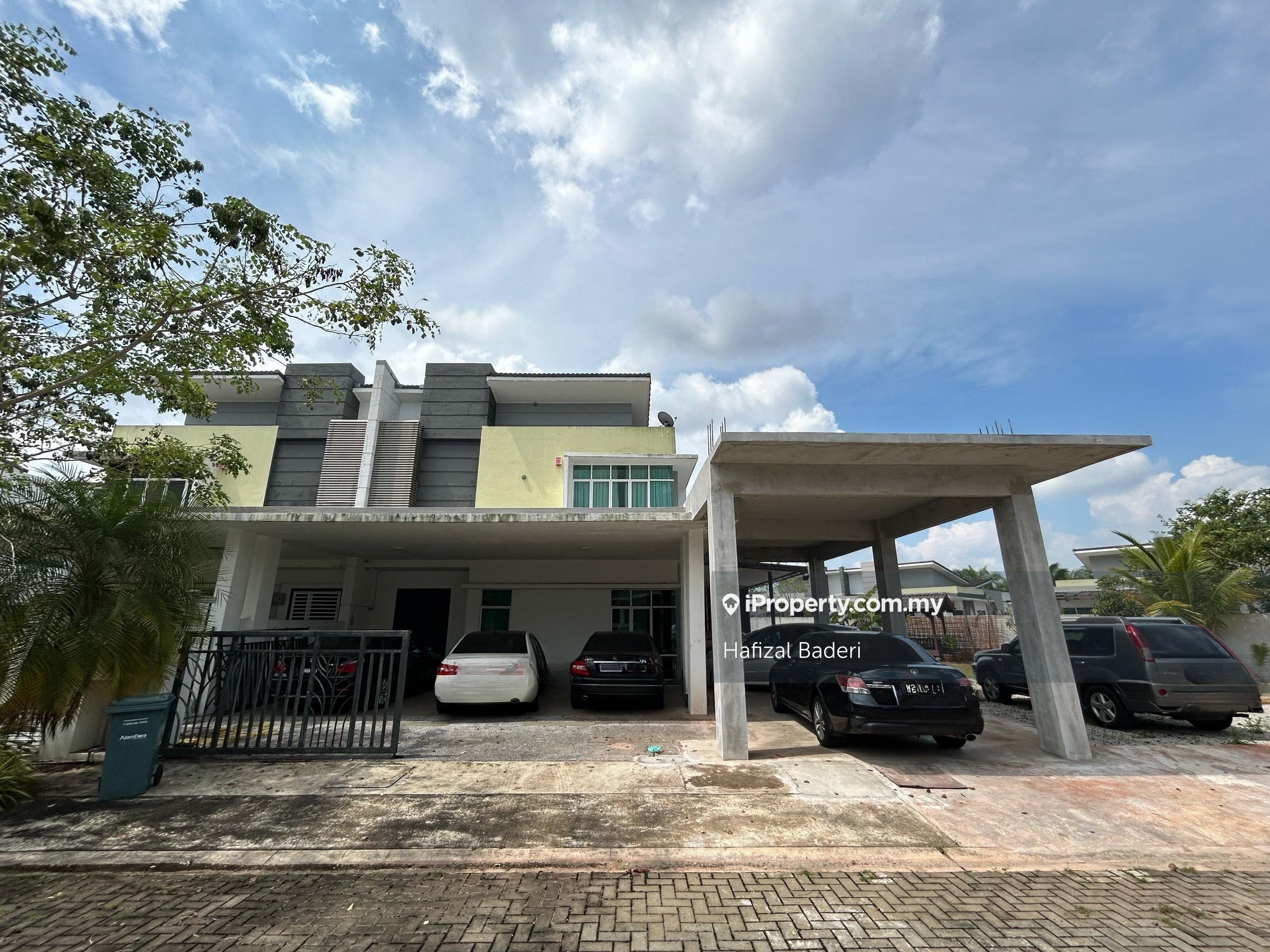 Double-storey semi-detached corner lot at Lakefront, P4, Kotasas