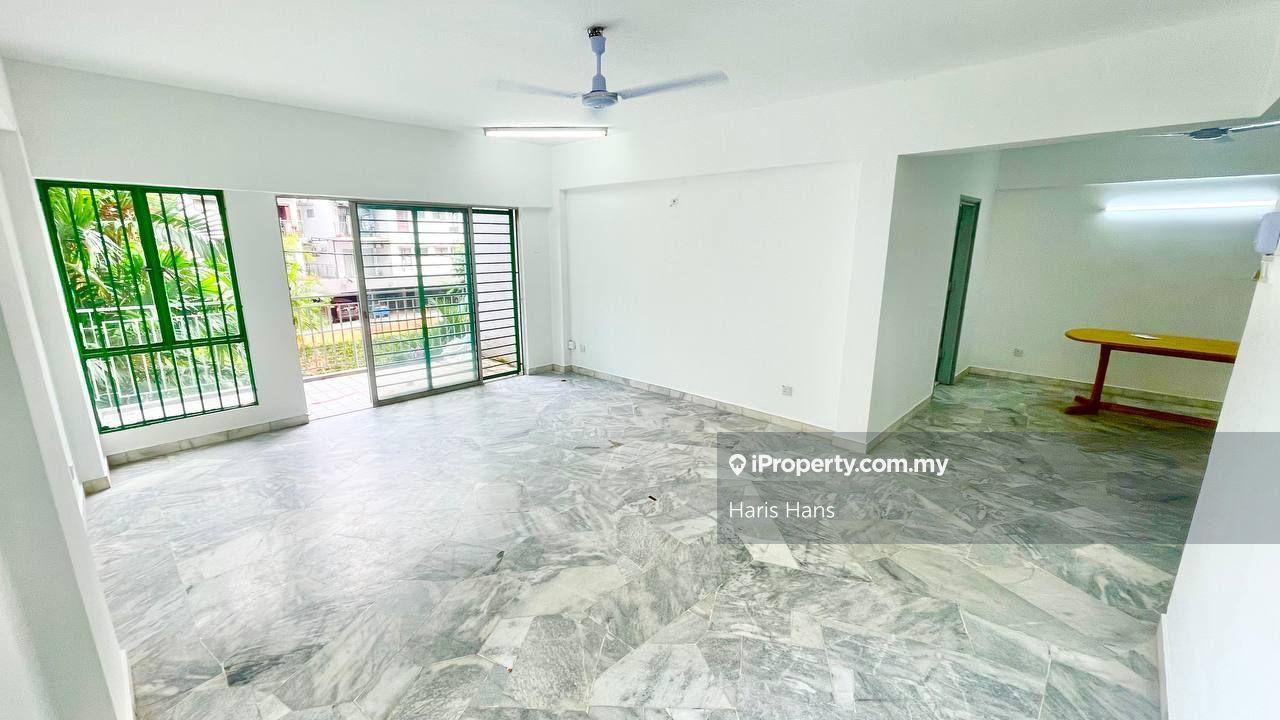 Huge Balcony Level 1 Freehold Refurbished Unit
