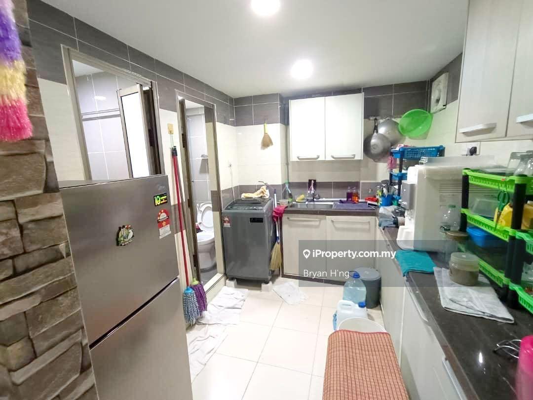 Krystal Heigth At Greenlane Renovated Furnished Freehold ( Full Loan )