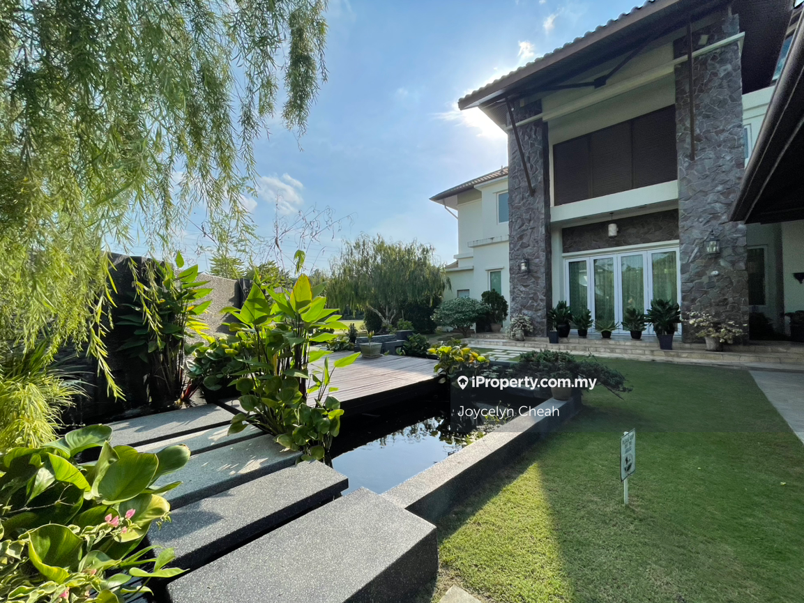 Corner lot pool bungalow 