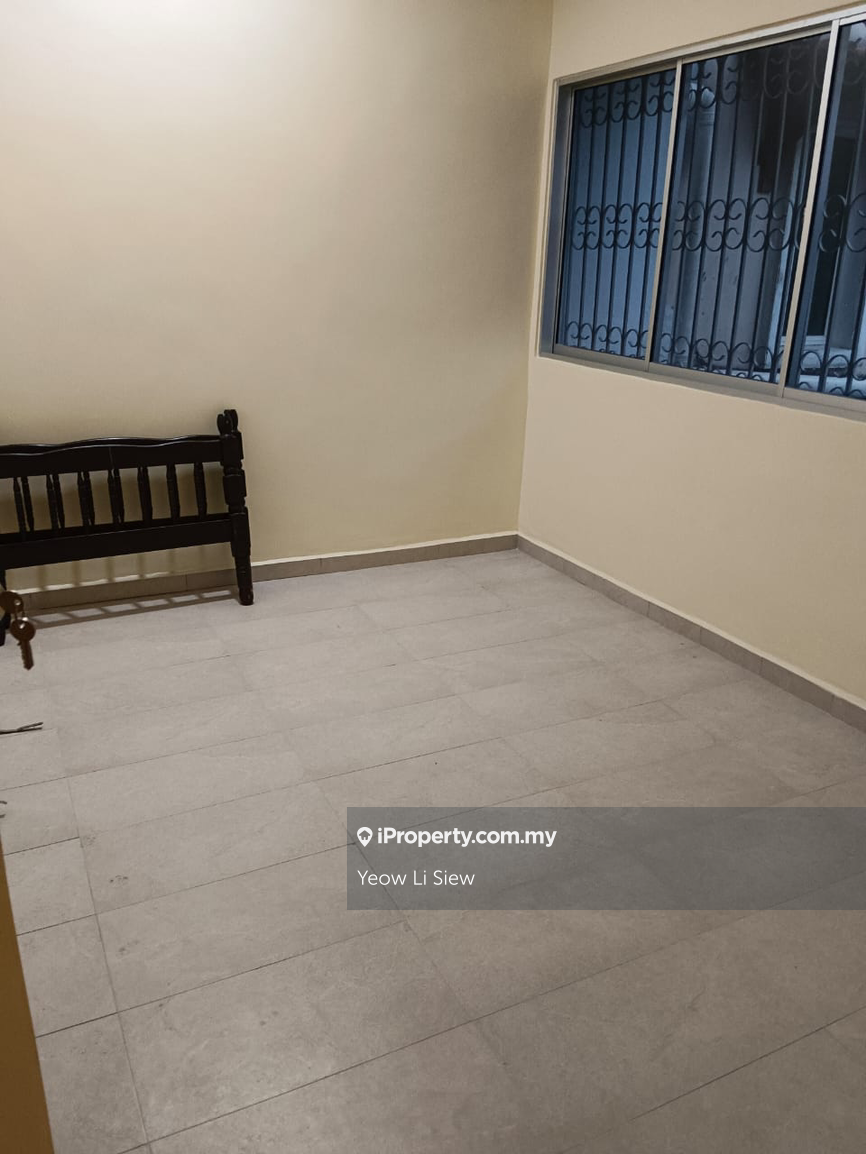 Split level Sri Petaling