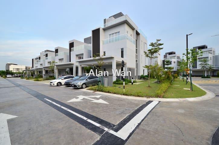 Bungalow House untuk Dijual di Lakefront Villa, Cyberjaya oleh Alan Wan - iProperty.com.my