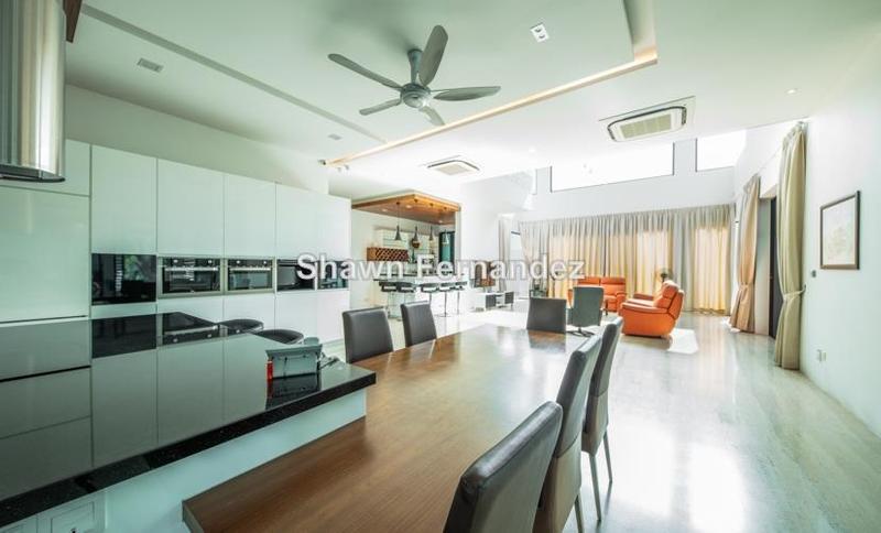 Informal dining looking to Lounge