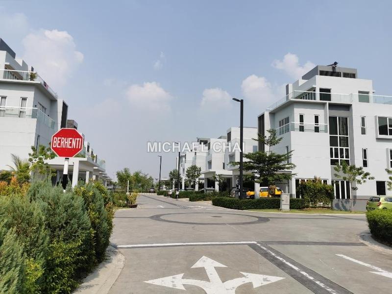 Bungalow House untuk Dijual di Jalan Villa 2/1, Lake Front Villa, Cyberjaya oleh Michael Chai - iProperty.com.my