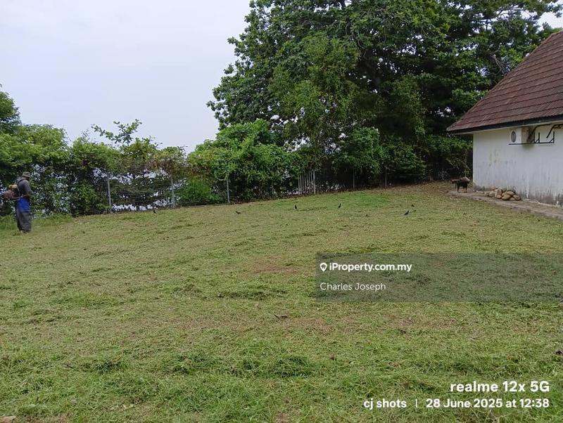 Banglo untuk Dijual di Tanjung Gemok, Port Dickson oleh Charles Joseph - Facing seawards blocked by fence bushes. - iProperty.com.my