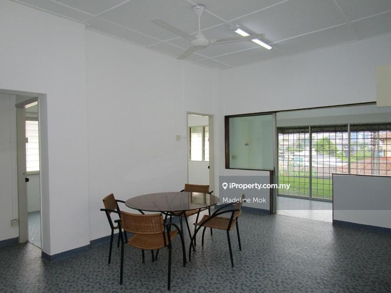 Banglo untuk Dijual di Taman Desa, Kuala Lumpur oleh Madeline Mok - Dining Room with Patio facing Garden - iProperty.com.my