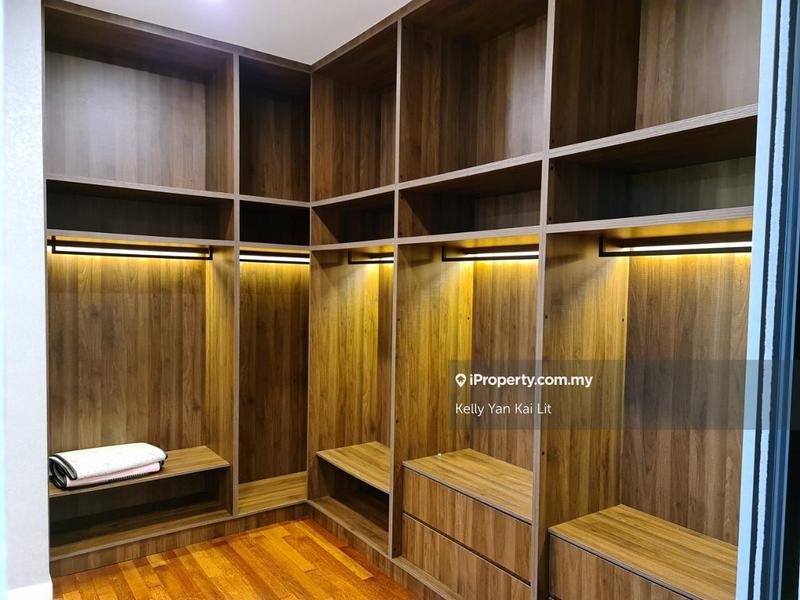 Bungalow House untuk Dijual di Taman Melawati, Ulu Kelang oleh Kelly Yan Kai Lit - Master bedroom walk in wardrobe built in light - iProperty.com.my
