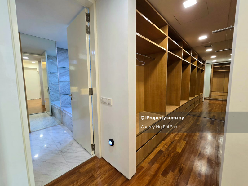 Dry kitchen with ovens & 2 door fridge