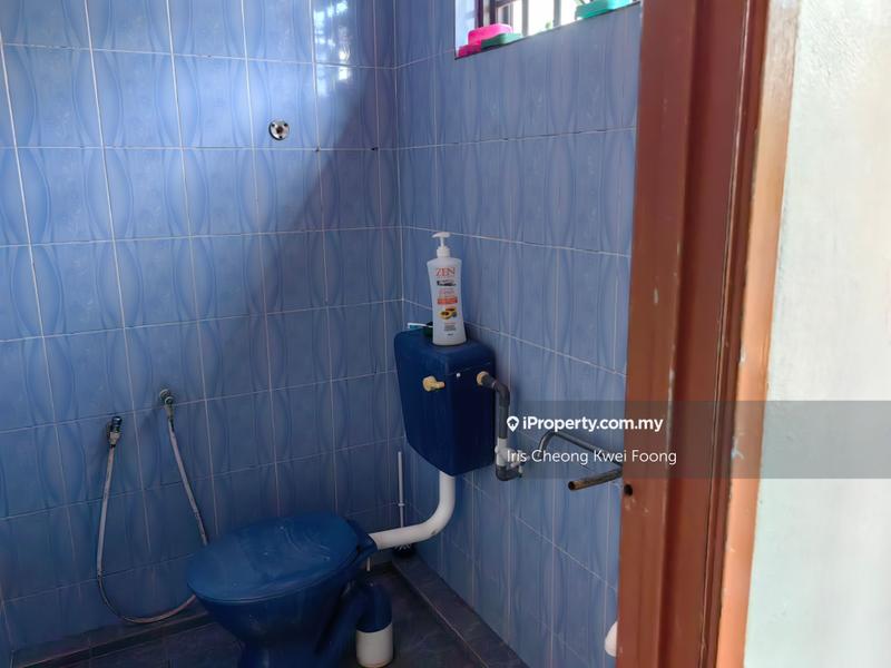 Bungalow House for Sale in z19hj, Ipoh by Iris Cheong Kwei Foong - Typical attached bath - iProperty.com.my