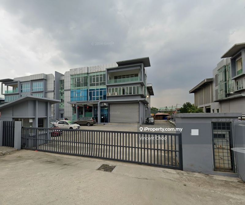 For Sale - 3 STOREY WITH LIFT | FREEHOLD | HUGE LAND AREA | MOVE IN ASAP