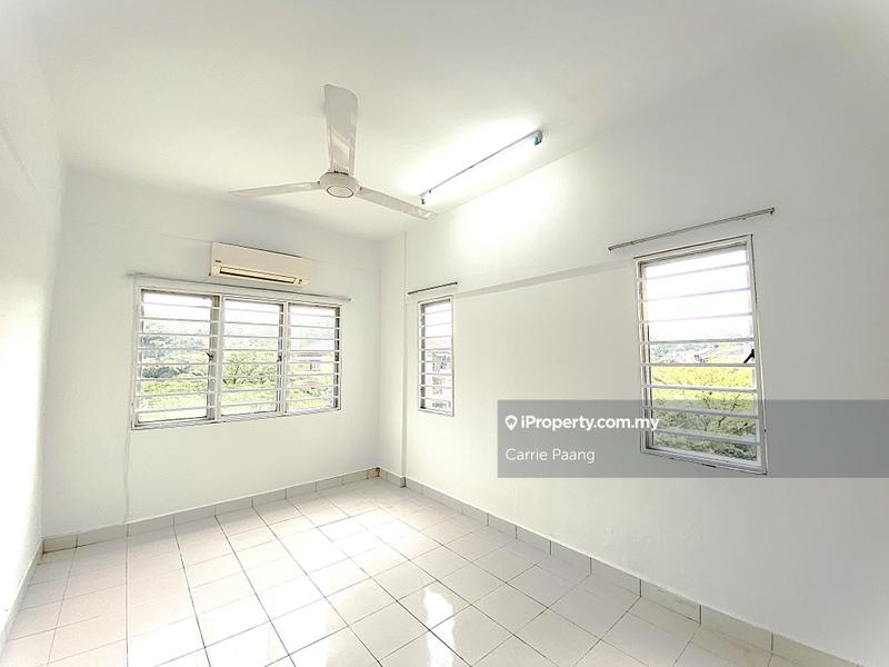 Condominium for Rent in Nusa Mewah Villa Condominium by Carrie Paang - master bedroom - iProperty.com.my