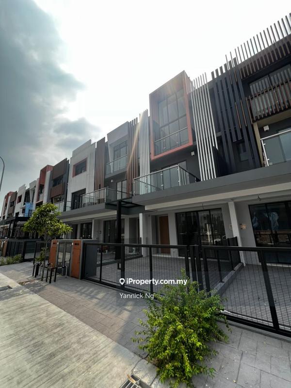 3-storey Terraced House untuk Dijual di BANDAR PUCHONG JAYA, Puchong oleh Yannick Ng - iProperty.com.my