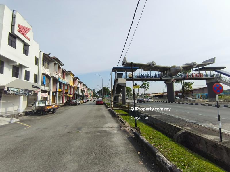 For Sale - Taman Senai Utama ( Facing Main Road ) 3 Storey Shoplot